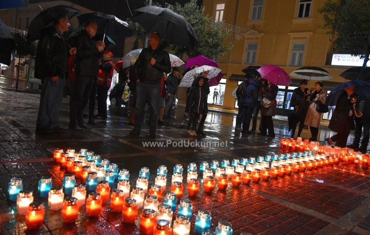 VIDEO/FOTO: Paljenjem svijeća Opatijci odali počast žrtvama Vukovara i Škabrnje