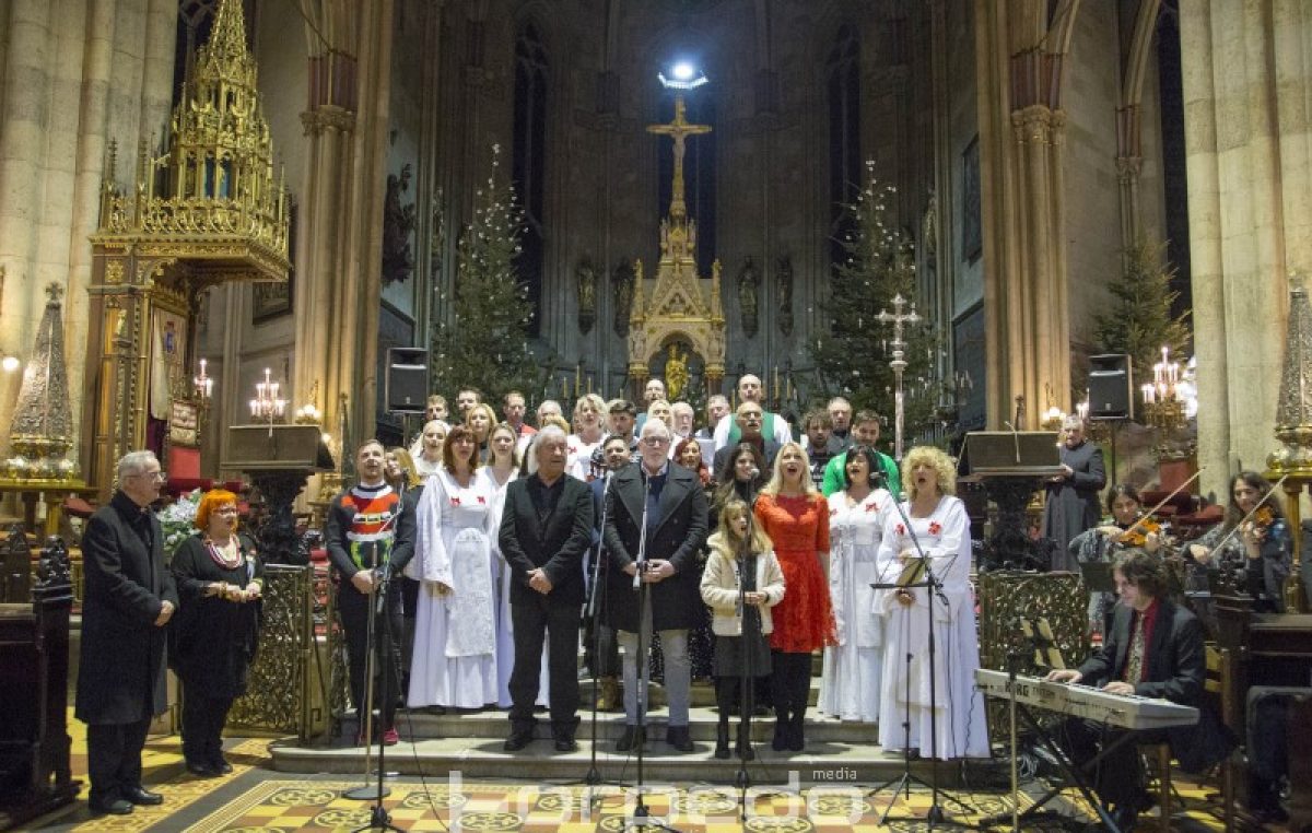 VIDEO/FOTO Pedeset kvarnerskih glazbenika ‘osvojilo’ velebnu katedralu: Koncert ‘Božić je judi’ gostovao u Zagrebu