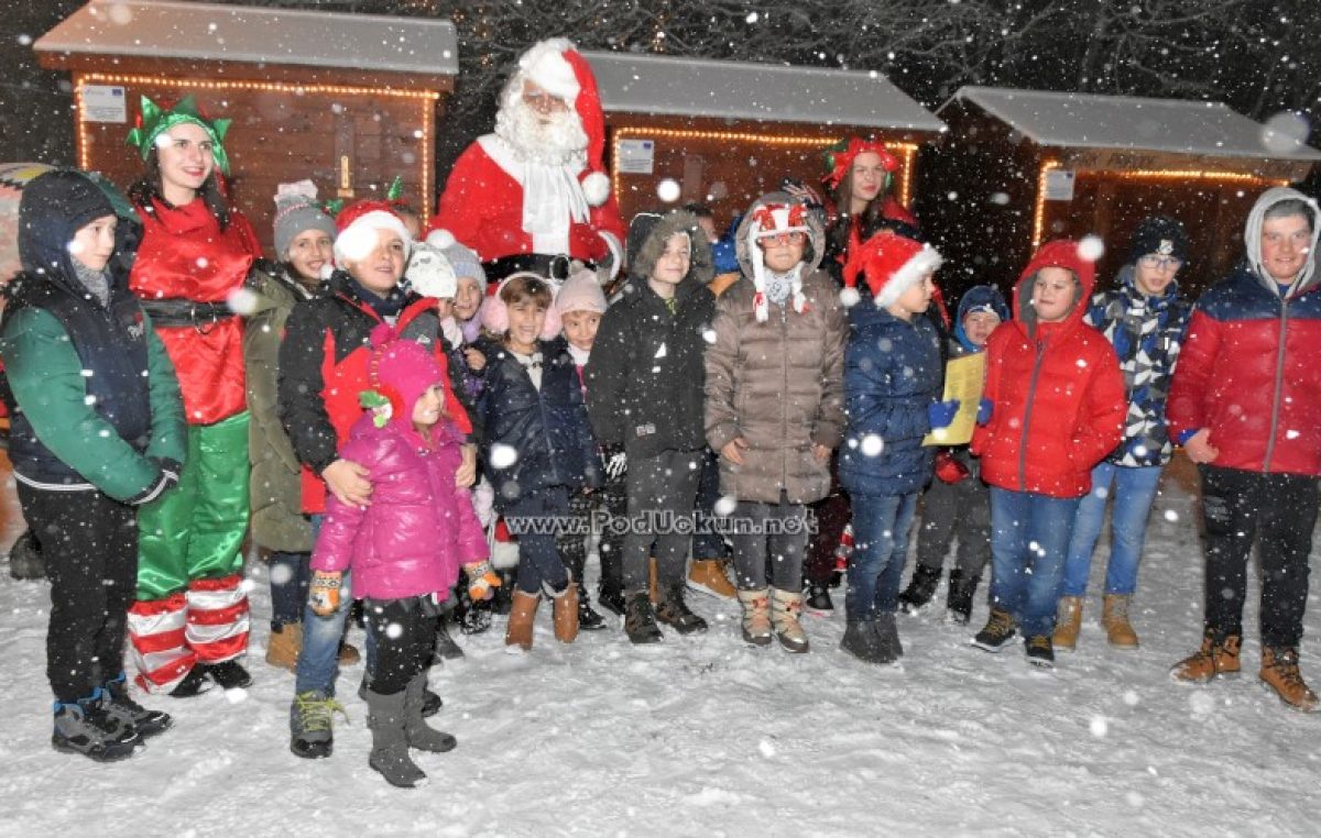 FOTO/VIDEO Božićna bajka u Parku prirode Učka: Omiljeni djedica stigao u svoju snježnu rezidenciju na Poklonu