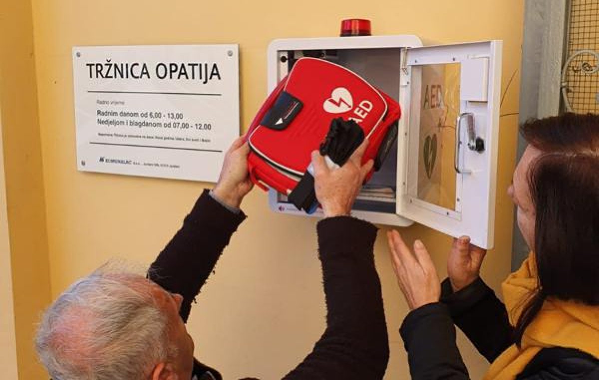 Vrijedna donacija opatijskih Lionsa – Defibrilator i na Mrkatu
