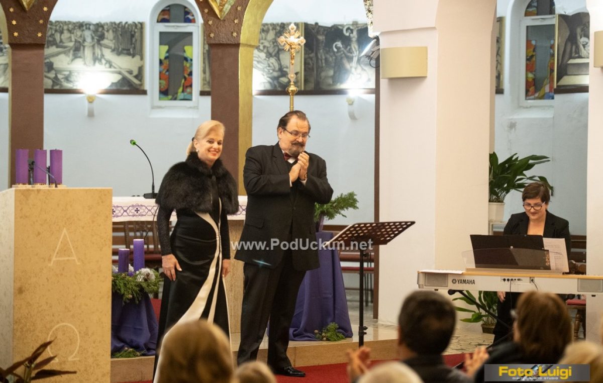 FOTO/VIDEO Olga i Bojan Šober s najljepšim blagdanskim pjesmama ispunili crkvu Sv. Jakova