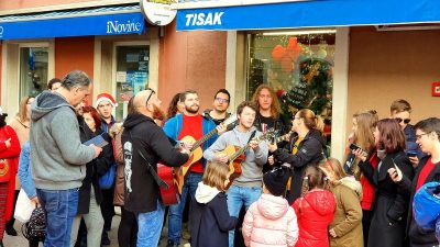 VIDEO/FOTO Udruga Koga briga raspjevala Korzo i stvorila fantastičnu atmosferu s humanitarnim ciljem @ Rijeka