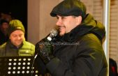 VIDEO Božićni repertoar i ‘stare dobre stvari’ u izvedbi Marka Tolje raspjevali park kod Šporera @ Opatija
