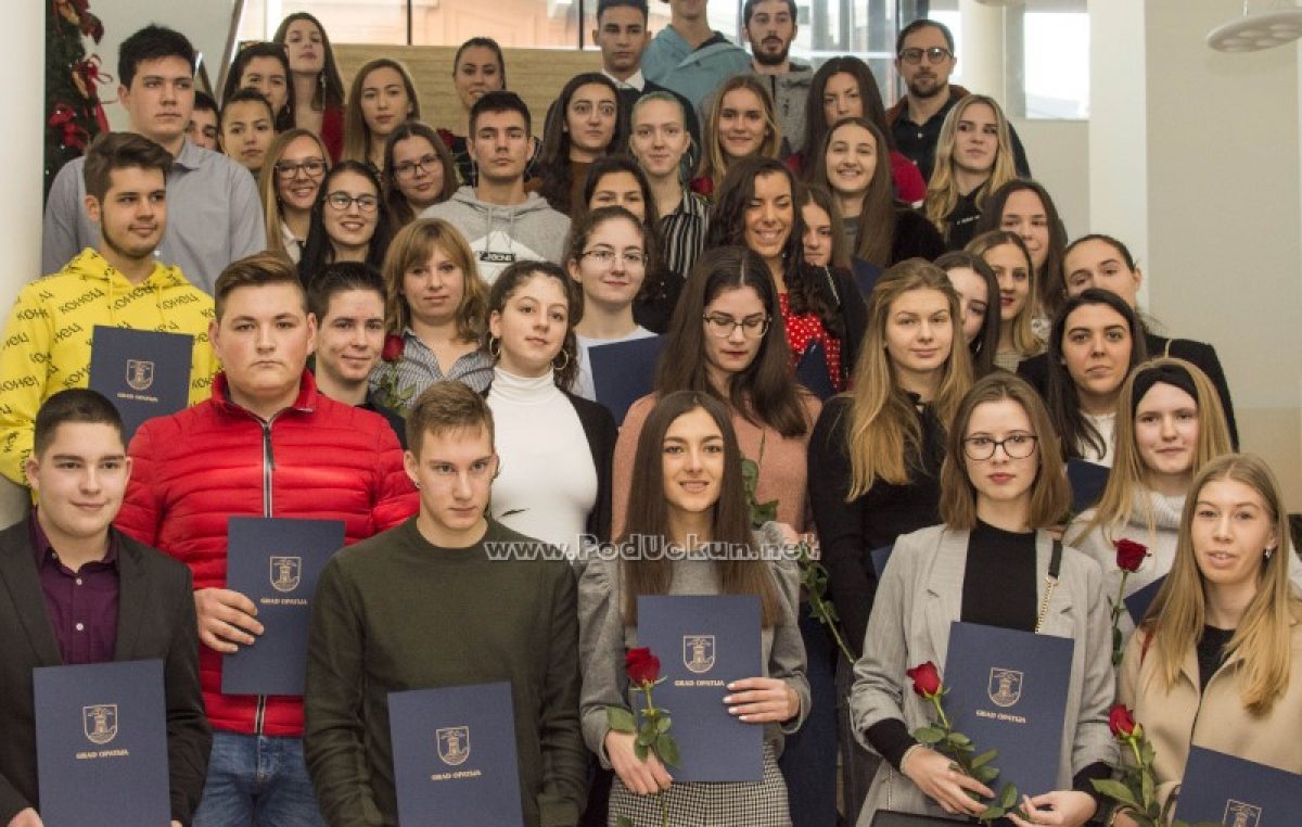 FOTO Potpisani ugovori s 88 učenika i studenata @ Opatija