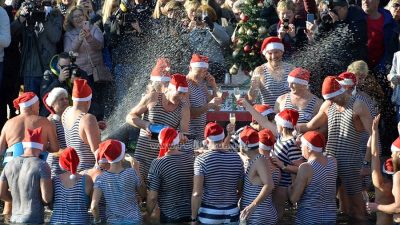 FOTO/VIDEO Novu godinu u Opatiji dočekalo oko 4.500 turista: U 2020. krenuli zdravicom na terasi Kvarnera i ‘kupanjcem’