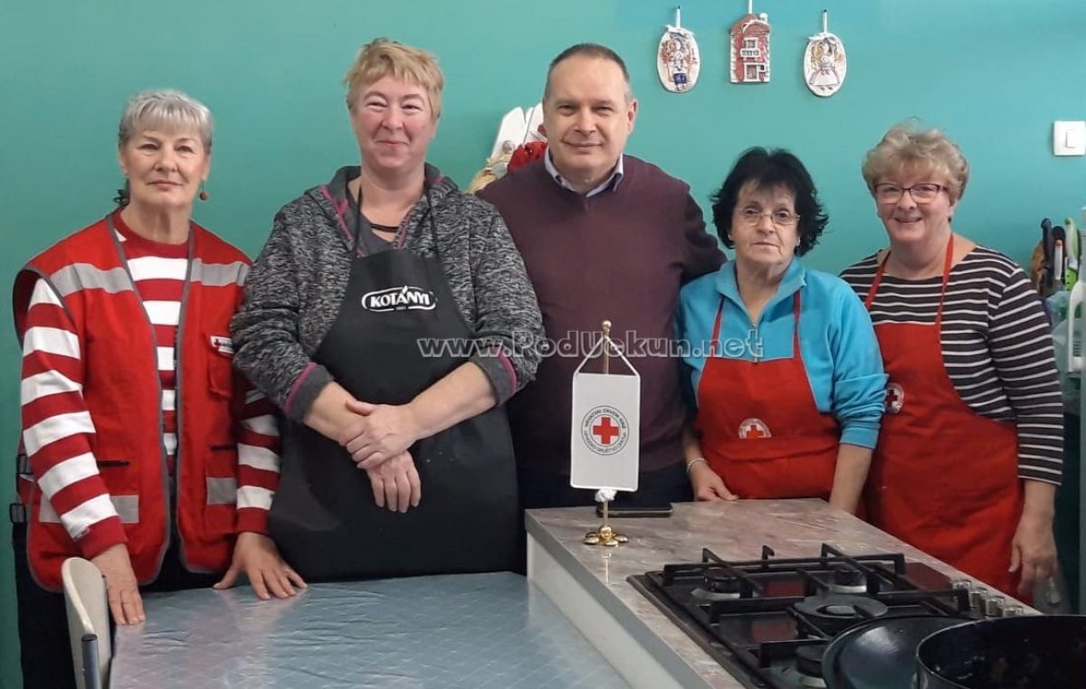 Donatorski ručak u Crvenom križu – Lionsi donirali namirnice, Doris Vlah pripremila zimski ručak