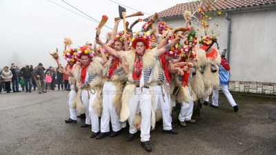 FOTO/VIDEO Rukavački zvončari otvorili ‘sezonu’ pohoda – Na putu do Zvoneće dočekali ih brojni ljubitelji tradicije