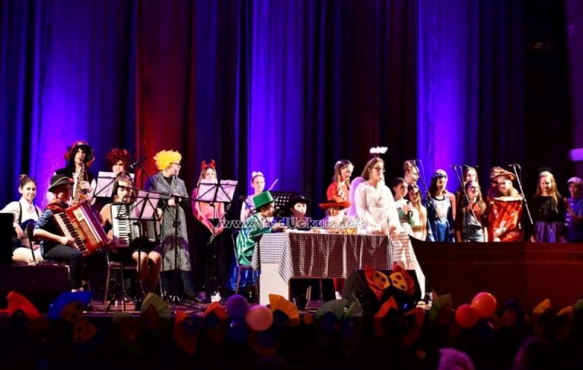U OKU KAMERE Mlade lovranske glazbe nade održale sjajan karnevalski koncert
