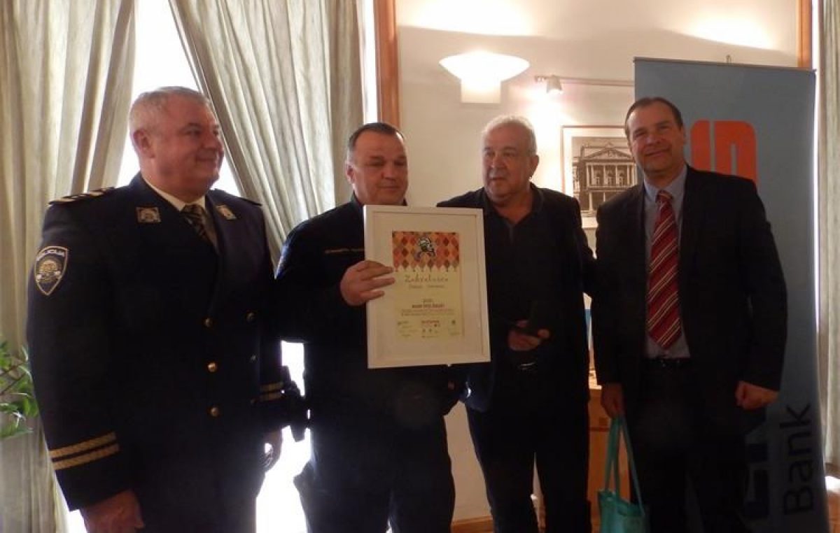 Pripadnik Interventne policije Zihad Habibović nagrađen za spašavanje člana udruge Zmešani Volosko iz mora tijekom Riječkog karnevala