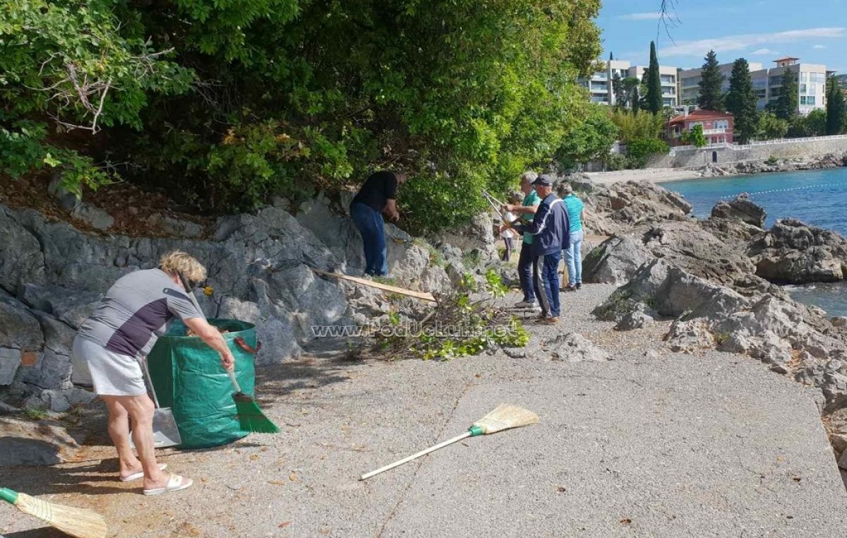 FOTO Petnaestak građana u radnoj akciji: Uređena plaža i okoliš hotela Belveder
