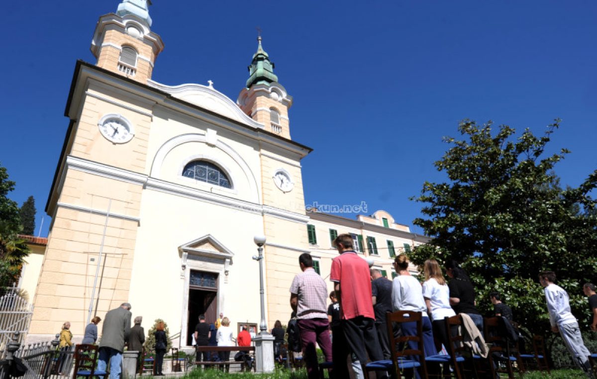 U OKU KAMERE Održana su prva misna slavlja – U Voloskom misa je održana ispred crkve Sv. Ane