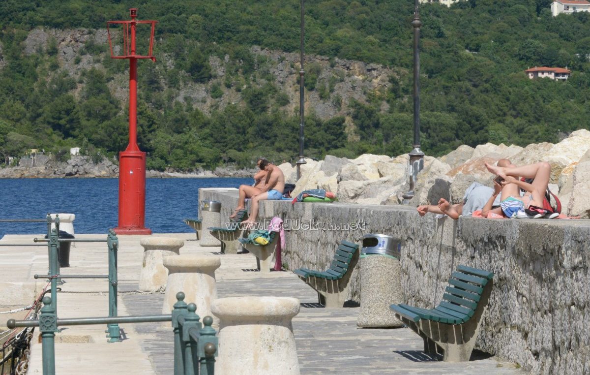 FOTO Kupanje, sunčanje i uživanje u lijepom vremenu obilježili vikend na Opatijskoj rivijeri