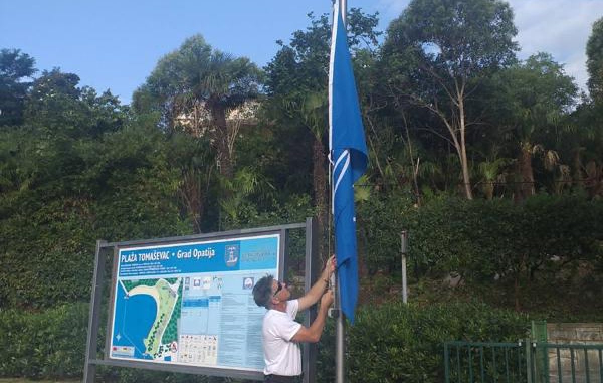 U OKU KAMERE Podignute Plave zastave na plažama Ičići i Tomaševac