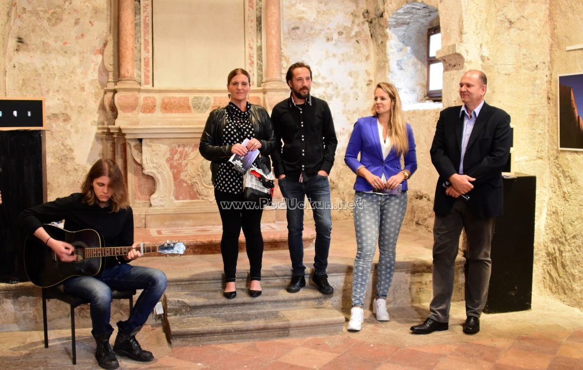 FOTO/VIDEO Boje Mediterana Marka Valjka ispunile galerijski prostor crkvice Sv. Trojica