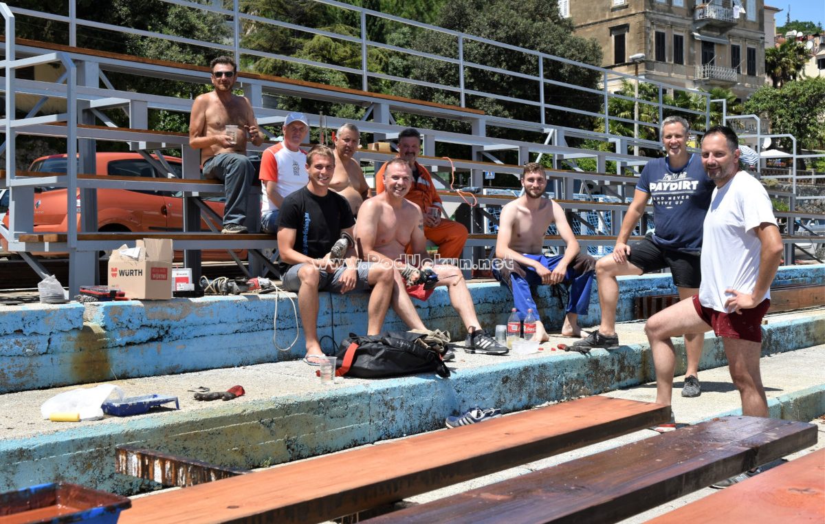 U OKU KAMERE Vrijedni volonteri u vlastitom aranžmanu obnovili tribine na plivalištu u Voloskom