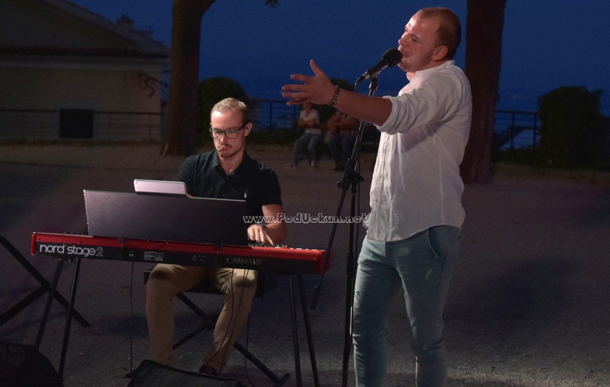 FOTO/VIDEO Antonio Krištofić i Mateo Žmak otvorili glazbeni program 29. Kastafskog kulturnog leta
