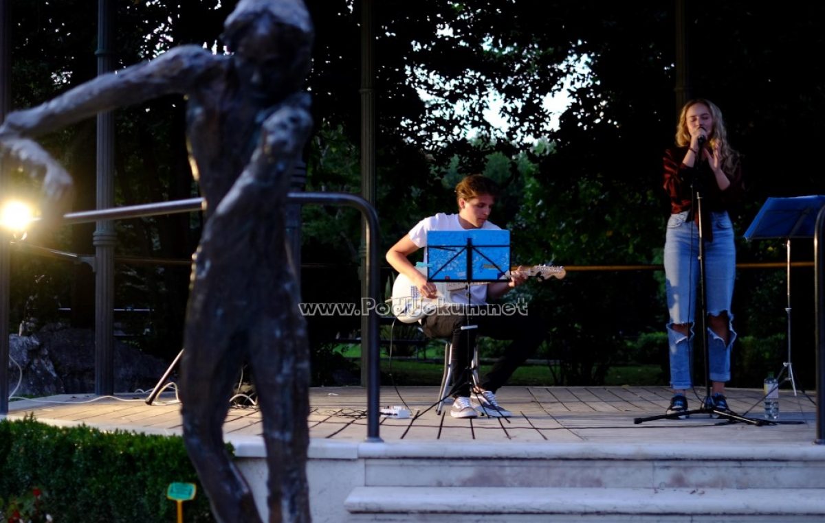 Park Angiolina ispunjen glazbom – Mladi ulični svirači oduševili okupljenu publiku