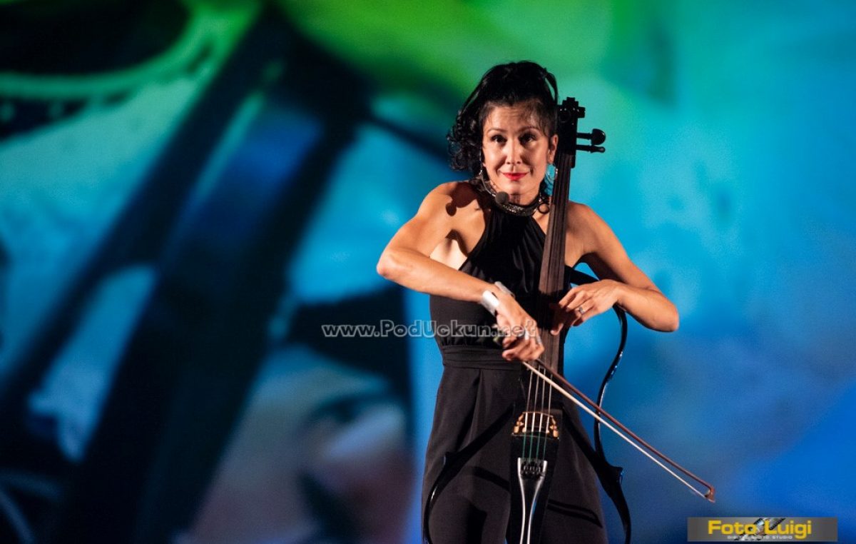 FOTO/VIDEO Serenada Opatiji iz žica sjajne violončelistice: Ana Rucner očarala Ljetnu pozornicu