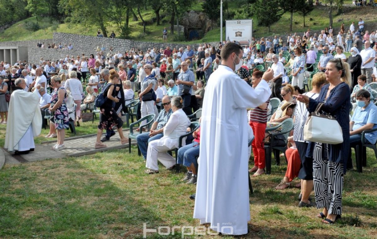 FOTO Desetak tisuća ljudi na Trsatu: Brojni hodočasnici proslavili blagdan Vele Gospe