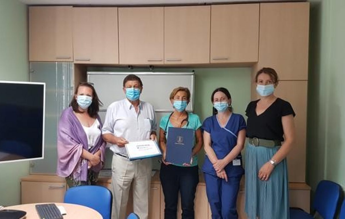 U OKU KAMERE Uručena donacija Dječjoj bolnici Kantrida – Grad Opatija donirao 20 tisuća kuna
