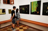U OKU KAMERE U Galeriji Alvona otvorena je izložba akrilika Dorijana Šikića ‘Autoportreti’
