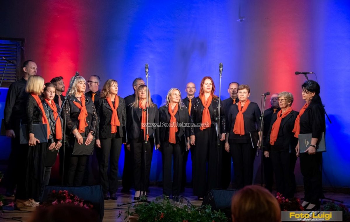 FOTO/VIDEO Koncert Mješovitog pjevačkog zbora Štorija iz Rukavca ispunio Hangar zborskom pjesmom
