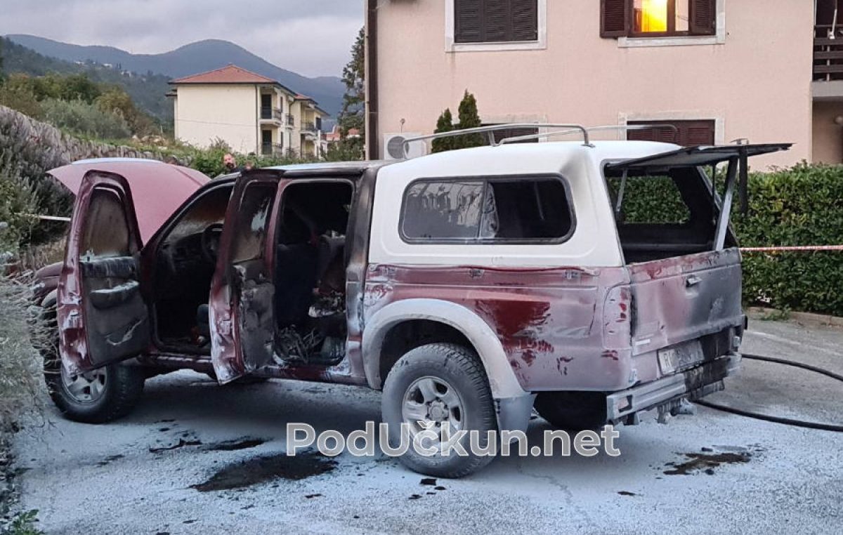 FOTO/VIDEO Vatrogasci u Lovranu spriječili katastrofu – Gorio auto s bocom plina i kanistrom benzina