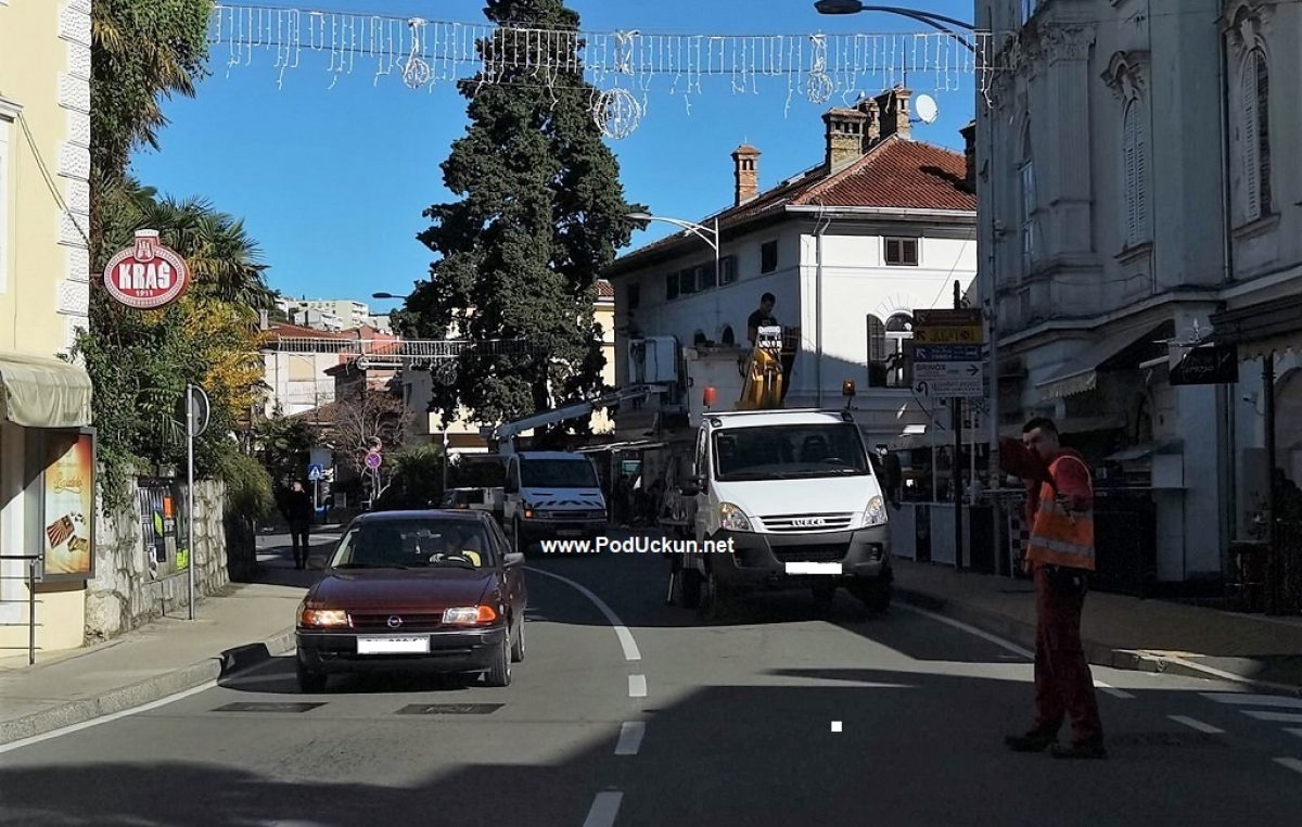 VIDEO Započelo je postavljanje blagdanske dekoracije po Opatiji