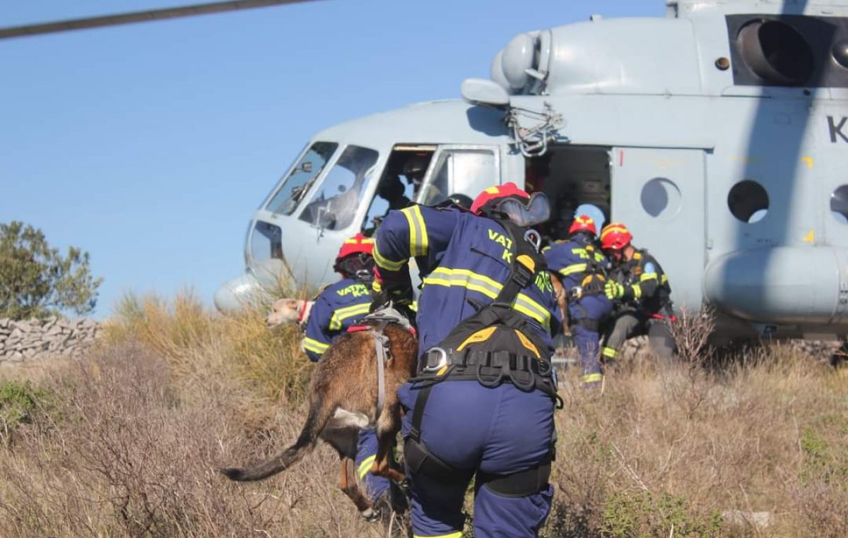 FOTO/VIDEO Liburnijski vatrogasci i vatrogasni psi završili osposobljavanje za aktivnosti potpomognute helikopterom