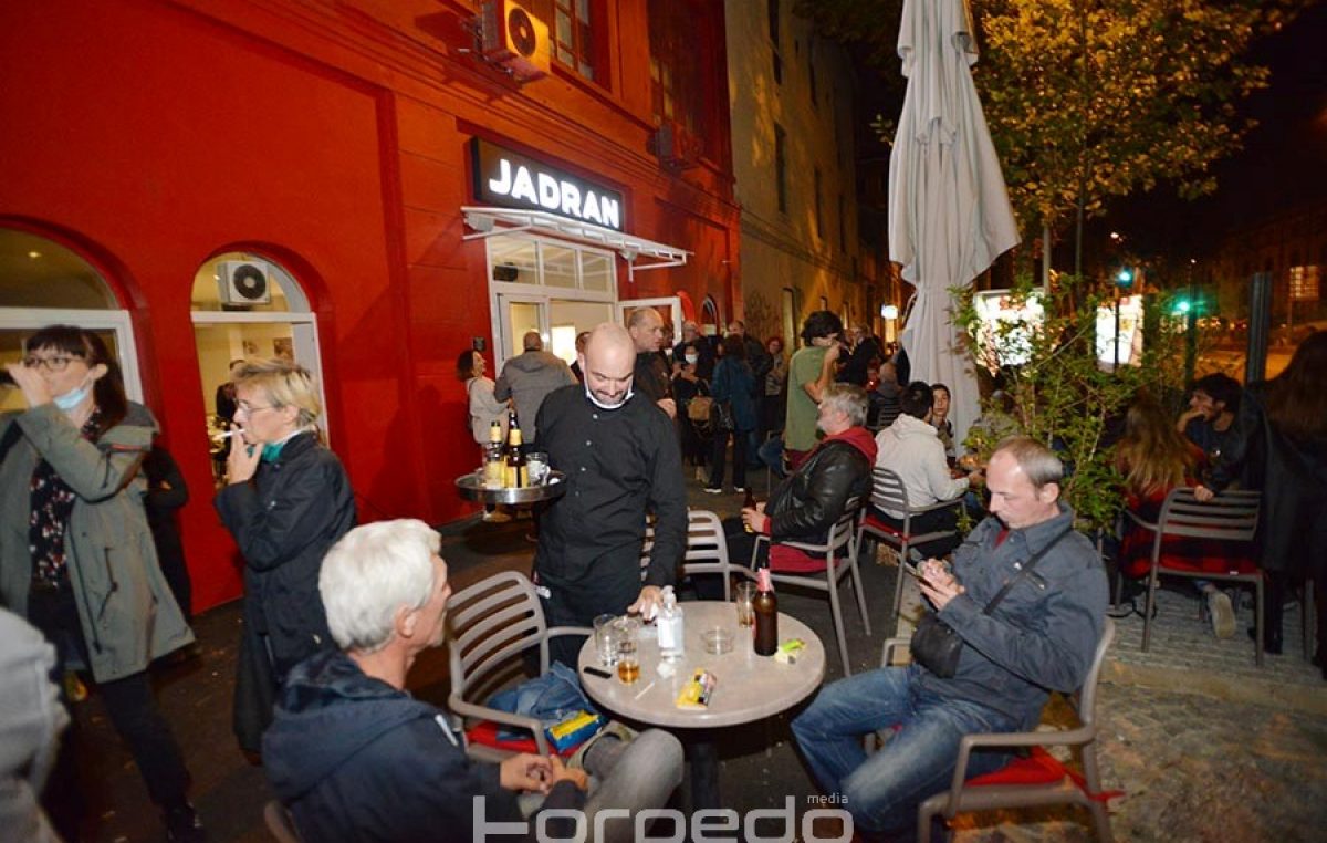 Cjelovečernji kulturni program Istarski bordel na otvorenom u klubu Jadran