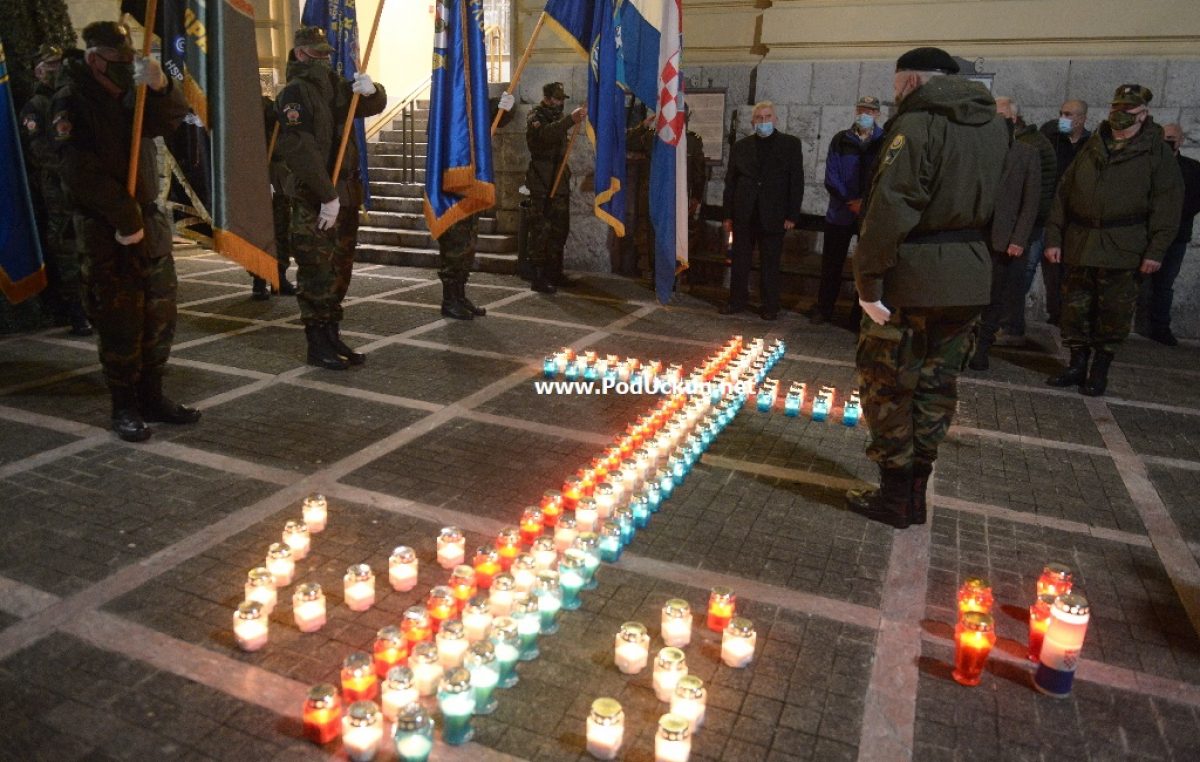 FOTO/VIDEO Paljenjem svijeća Opatijci odali počast žrtvama Vukovara i Škabrnje