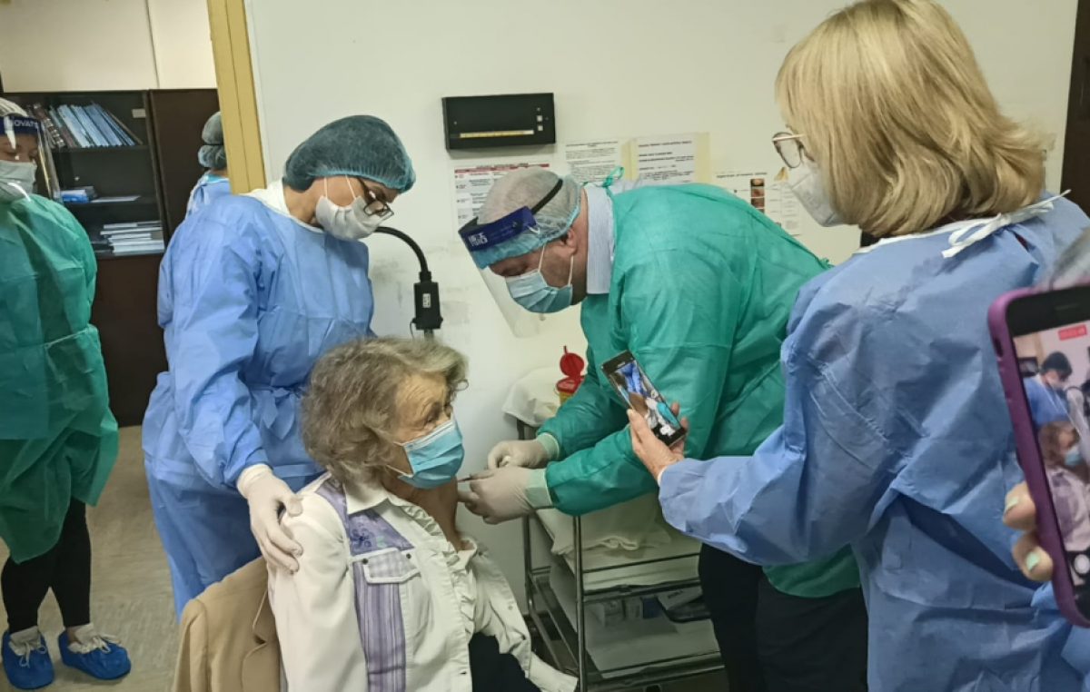 [VIDEO/FOTO] Dubravka Pavlović, 93-godišnja Riječanka, korisnica Doma zastarije osobe na Kantridi, prva je osoba u PGŽ cijepljena protiv virusa COVID-19