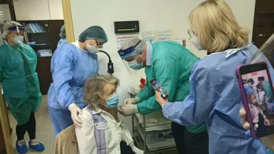 [VIDEO/FOTO] Dubravka Pavlović, 93-godišnja Riječanka, korisnica Doma zastarije osobe na Kantridi, prva je osoba u PGŽ cijepljena protiv virusa COVID-19