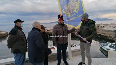 [VIDEO] Podizanje karnevalske zastave u Mošćeničkoj Dragi: Dok je pusta, situacija ni gusta