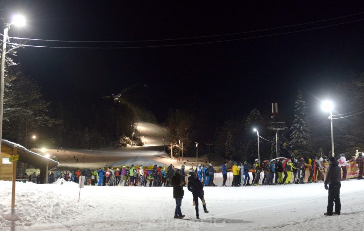 [FOTO/VIDEO] Spust pod okriljem mraka: Noćno skijanje okupilo stotine ljubitelja zimskih radosti