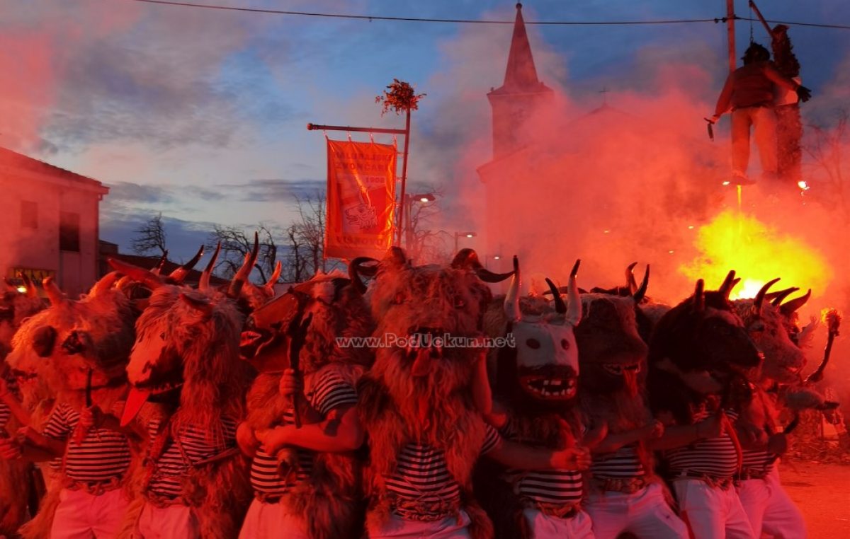 [FOTO/VIDEO] Pust ‘D. Božo’ partil je va dim, Mića Maja obećala je storit najboji ljetni karneval na Kvarneru
