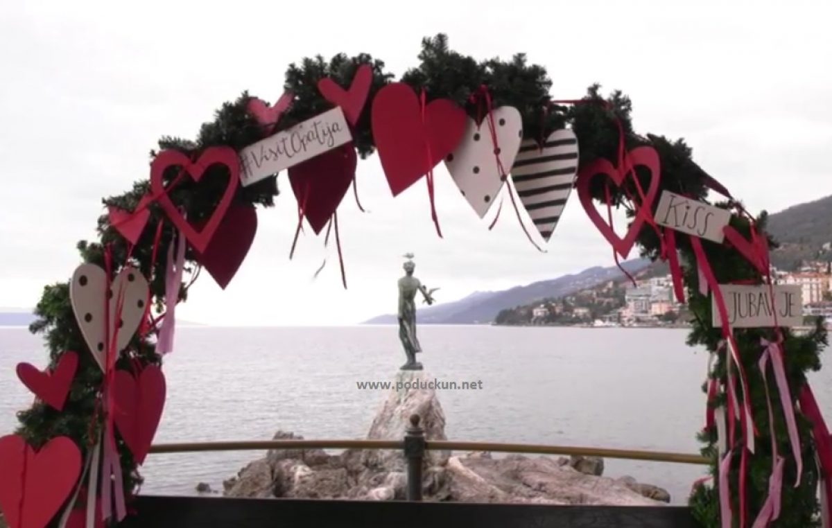 [VIDEO] Opatijski parkovi ogrnuli romantično ruho – Stotine srca i lijepih poruka krase parkove, trgove i ulice
