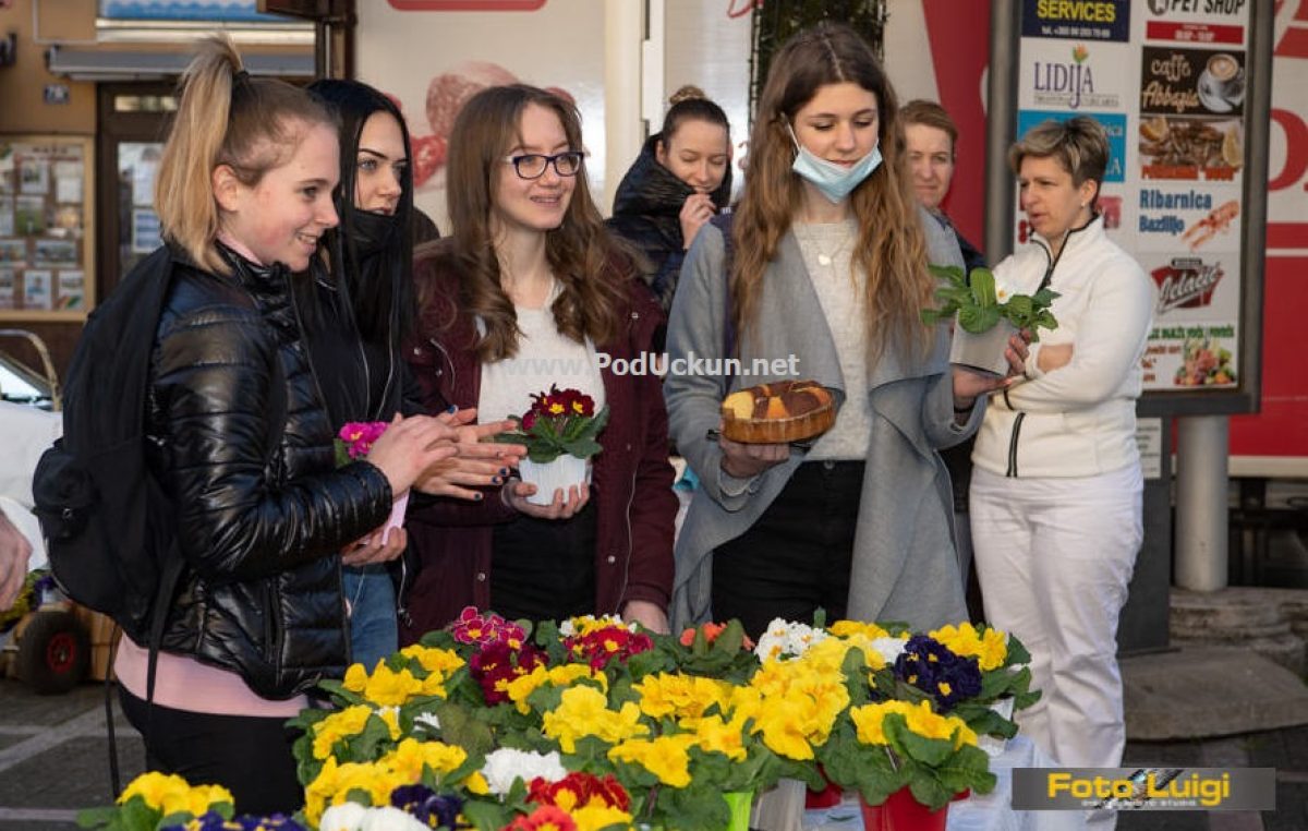 [FOTO] Obilježavanje Međunarodnog dana žena: Cvijeće za sugrađanke u Opatiji, Kastvu, Matuljima i Voloskom