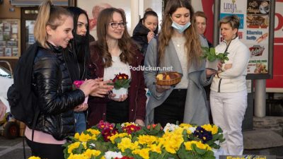 [FOTO] Obilježavanje Međunarodnog dana žena: Cvijeće za sugrađanke u Opatiji, Kastvu, Matuljima i Voloskom