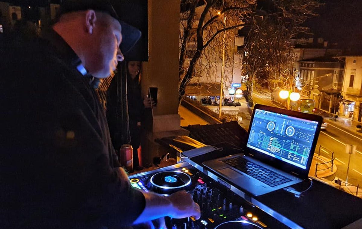 [VIDEO] DJ Mr. V uživo s balkona u znak podrške ugostiteljima