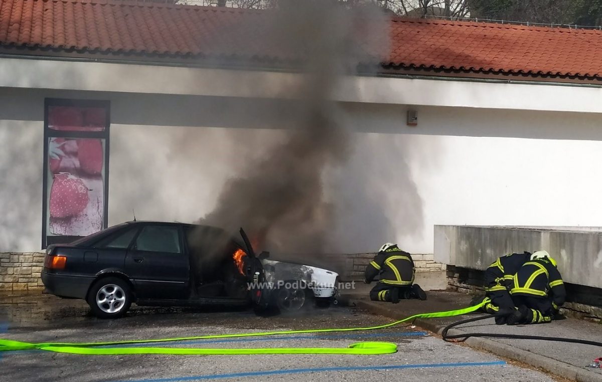 [FOTO/VIDEO] Gorio automobil u centru Matulja, brzom reakcijom vatrogasaca požar je stavljen pod kontrolu