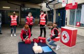 [FOTO] Tjedan Crvenog križa – Učenici demonstriraju pružanje prve pomoći