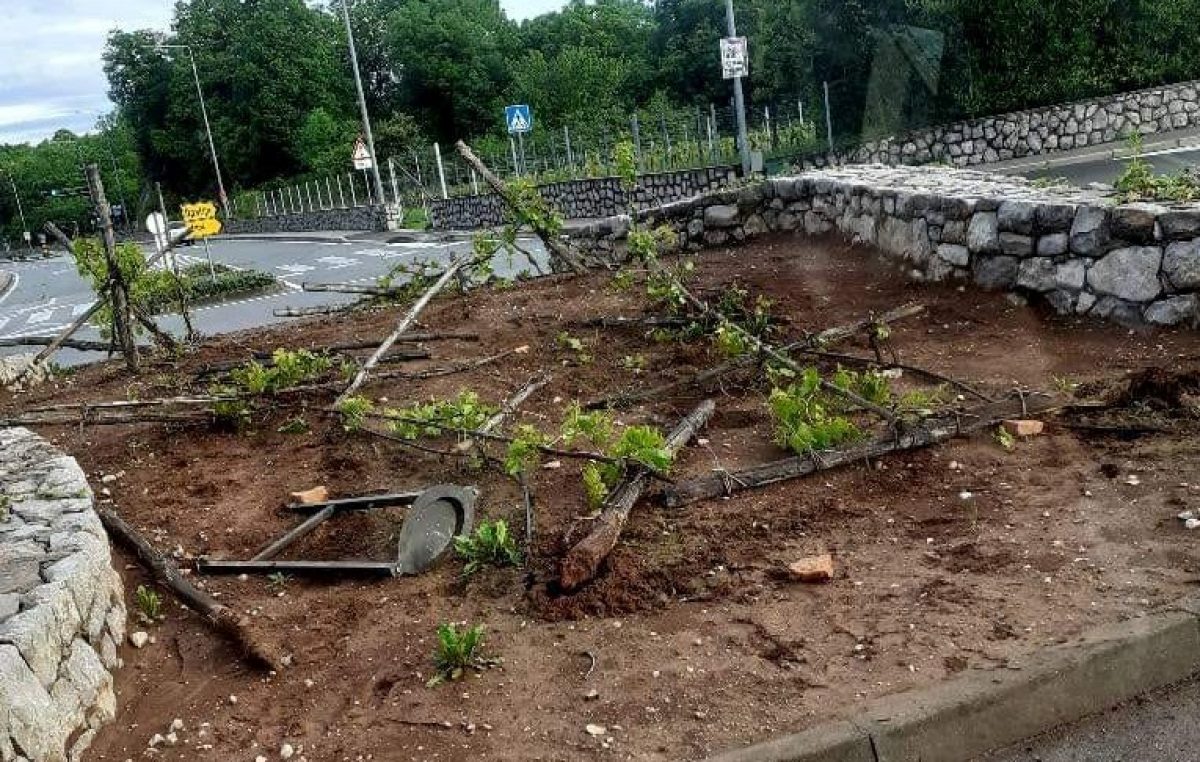 Vandalizam u Kastvu: uništena zelena površina, iz Grada poručili: Pronaći ćemo počinitelje