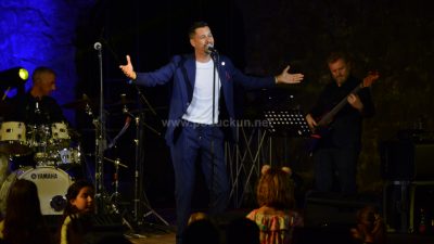 [FOTO/VIDEO] Mia Dimšić i Marko Tolja rasplesali i raspjevali malu Ljetnu pozornicu