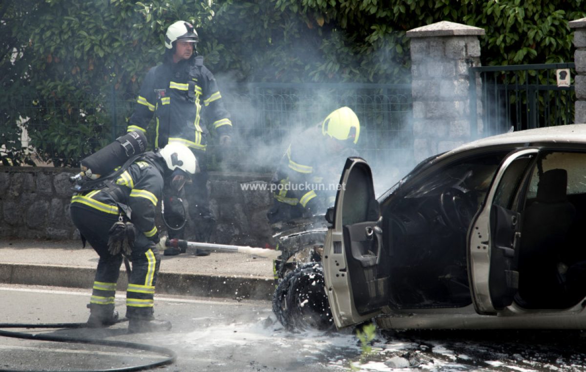 [FOTO/VIDEO] Vatrena stihija zahvatila automobil u vožnji, vatrogasci promptno ugasili požar