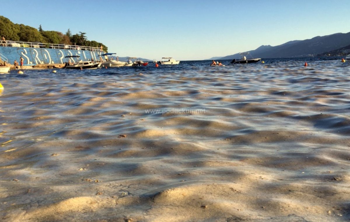 [U OKU KAMERE] Slojevi sluzi prekrivaju plaže diljem Kvarnera: Iako more nije privlačno, ne ugrožava zdravlje kupača