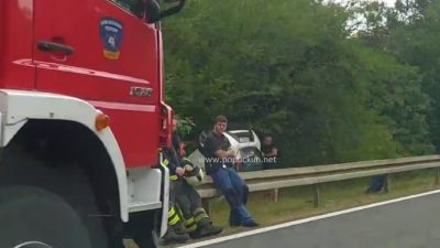 [VIDEO] Auto izletio s kolnika – Zbog prometne nezgode na tunelskoj cesti vozi se usporeno