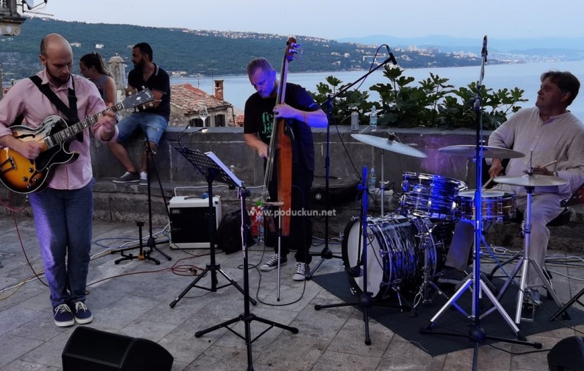 [VIDEO] Zvonimir Radišić trio ispunio vološćansku placu sjajnim jazzom