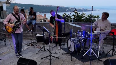 [VIDEO] Zvonimir Radišić trio ispunio vološćansku placu sjajnim jazzom
