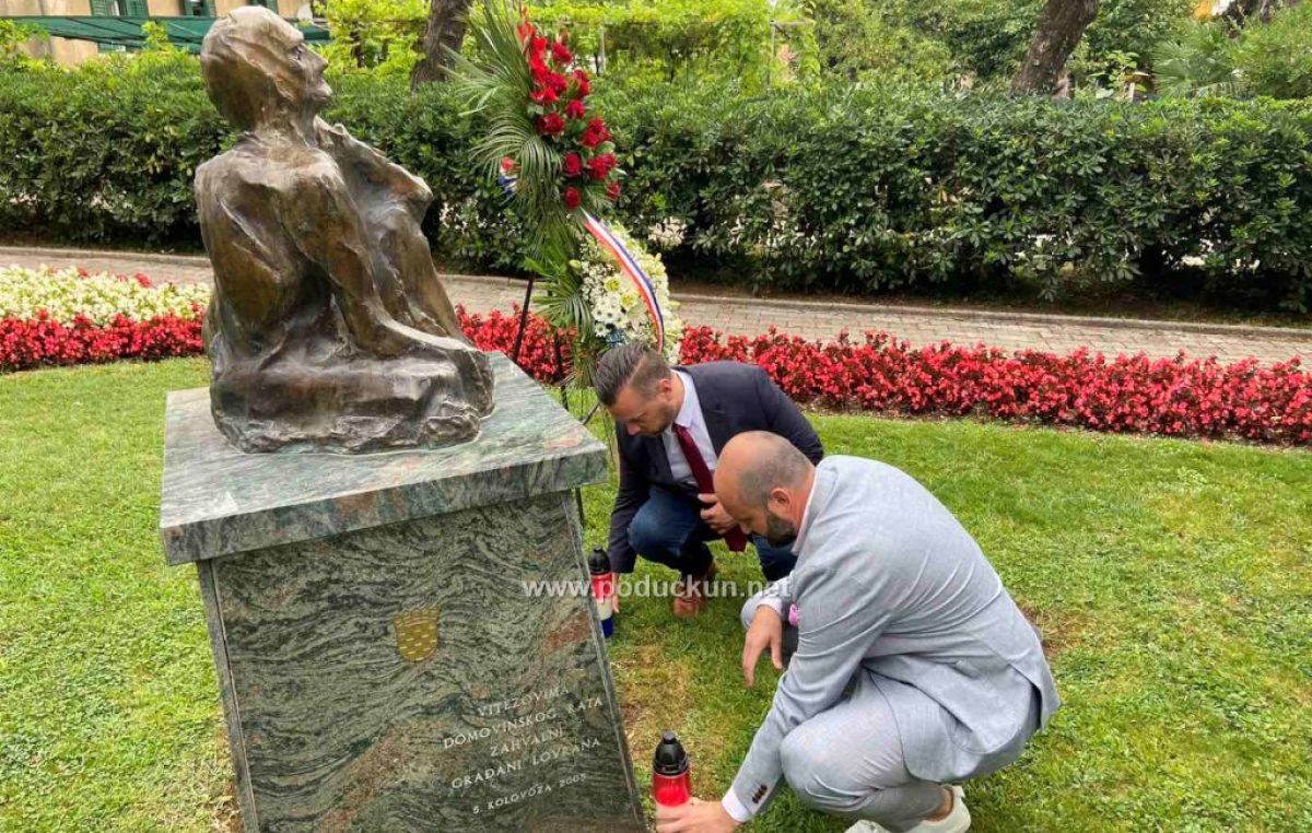 [U OKU KAMERE] Delegacije Općine Lovran i UHBDR-a položili su vijenac i zapalili svijeće kod spomenika Hrvatskih branitelja
